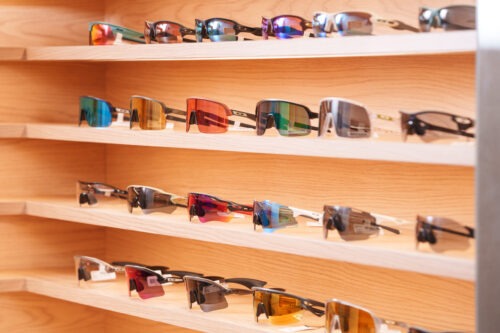 グラスアイケア店内OAKLEY商品写真 割引優待のイメージ